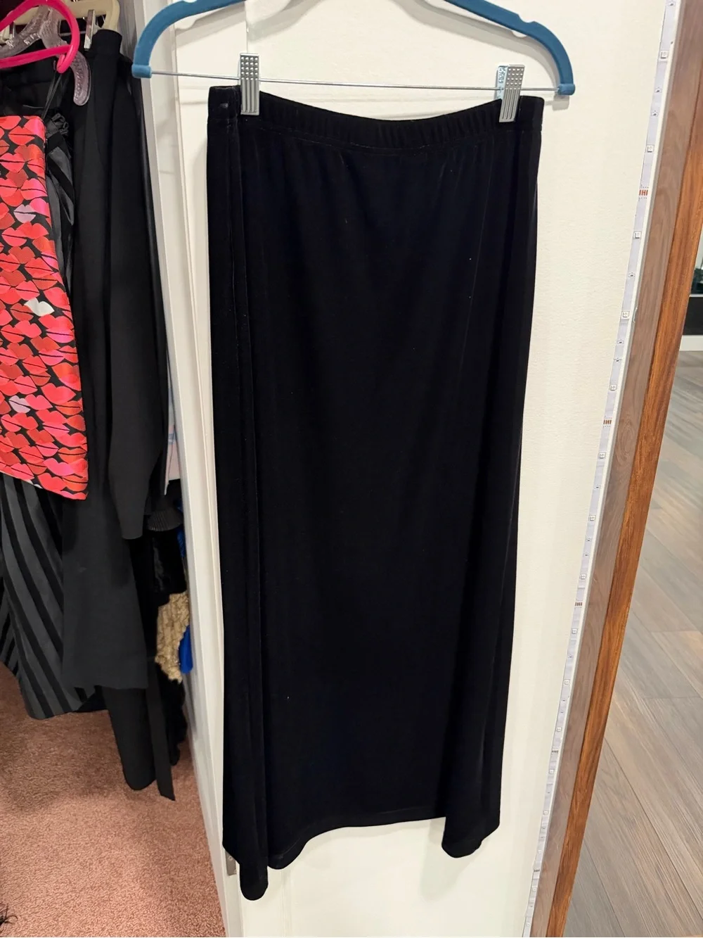 Elegant Black Velvet Maxi Skirt with Elastic Waist